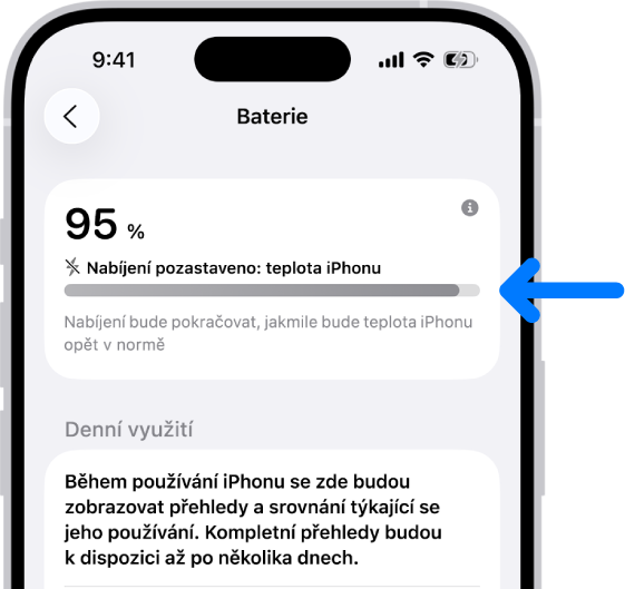 Karta s informacemi o nabíjení v nastavení baterie na iPhonu. Na kartě je uvedeno, že je baterie nabitá na 95 %, a zobrazuje se zpráva „Nabíjení pozastaveno: teplota iPhonu“. Poznámka níže informuje o tom, že nabíjení bude pokračovat, až se teplota iPhonu vrátí do normálu.