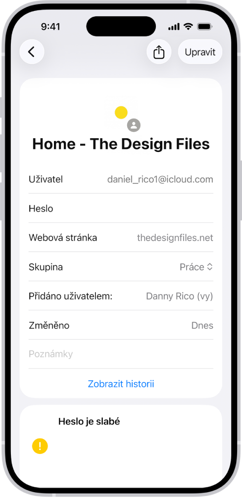 V aplikaci Hesla se zobrazují podrobné informace o účtu s uživatelským jménem, heslem a webovými stránkami