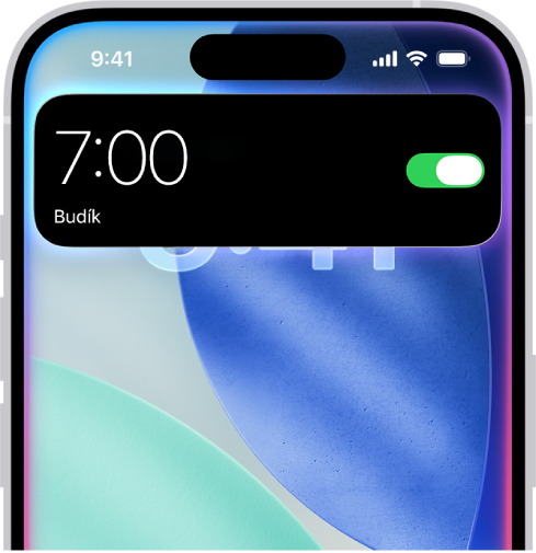 iPhone, na kterém se nahoře na displeji zobrazuje odpověď od Siri s informací o zapnutí budíku
