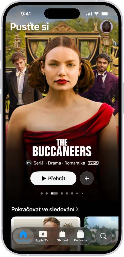 Panel Domácnost s doporučenou položkou Apple Original uprostřed, nad řádkem Pokračovat ve sledování. Dole zleva doprava panely Pusťte si, Apple TV, Obchod, Knihovna a Hledat.