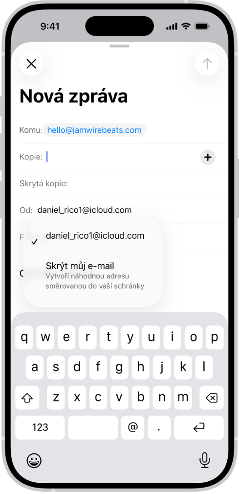 Rozepsaný koncept e‑mailu. Pod vybraným polem Od se zobrazují dvě položky – osobní e‑mailová adresa a volba Skrýt můj e‑mail.