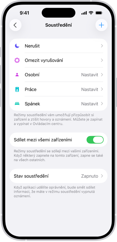 Obrazovka se čtyřmi předdefinovanými volbami soustředění – Nerušit, Osobní, Spánek a Práce. Tlačítko Sdílet mezi zařízeními vám umožňuje používat totéž nastavení režimu soustředění na všech zařízeních Apple, na kterých jste přihlášení k témuž účtu Apple.