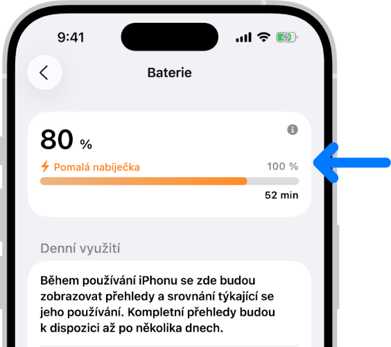 Karta s informacemi o nabíjení v nastavení baterie na iPhonu. Na kartě je uvedeno, že je baterie nabitá na 80 % a připojená k „pomalé nabíječce“. Podle ukazatele průběhu by se měla nabít na 100 % během 52 minut.