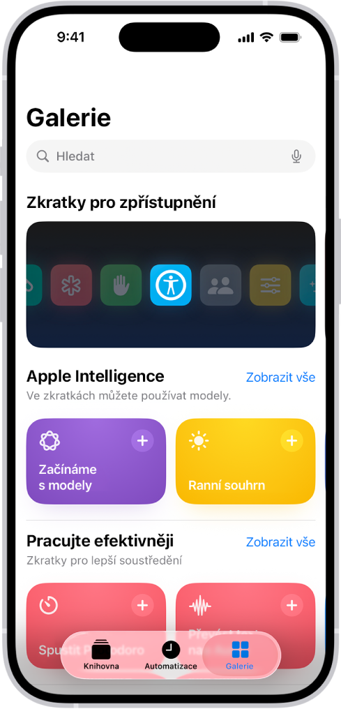 Obrazovka Galerie v aplikaci Zkratky s vyhledávacím polem nahoře. Pod ním se nacházejí tři galerie: Zkratky pro zpřístupnění, Pracujte efektivněji a Rychlé zkratky. Dole na obrazovce jsou tlačítka Zkratky, Automatizace a Galerie. Je vybrána položka Galerie.