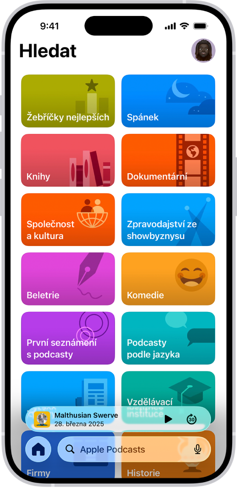 Vyhledávací obrazovka v aplikaci Podcasty se zobrazenými kategoriemi podcastů. V dolní části displeje je vidět minipřehrávač. Pod ním se nachází tlačítko Pusťte si a vyhledávací pole.