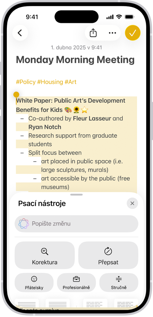 iPhone s rozepsaným článkem v aplikaci Poznámky. V dolní části obrazovky je vidět dialogové okno „Psát pomocí modelu Psací nástroje“ s volbami pro doladění textu pomocí ChatGPT, přepsání, výběr návrhů ChatGPT a další funkce.