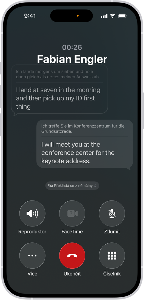 Telefonní hovor v aplikaci Telefon se zobrazeným překladem konverzace z němčiny do angličtiny