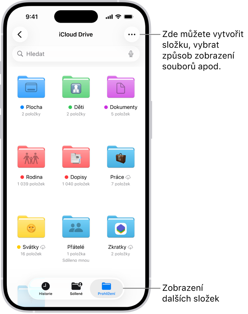 V aplikaci Soubory se zobrazují soubory a složky uložené na iCloud Drivu. Nabídka Více obsahuje volby pro výběr položek, vytvoření nové složky, skenování dokumentů a připojení k serveru. Pod nimi se nacházejí volby pro zobrazení položek na displeji v podobě ikon nebo seznamu. Dole jsou umístěné volby řazení podle názvu, typu, data, velikosti a značek a za nimi volby zobrazení.