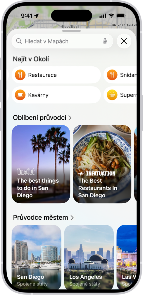 Aplikace Mapy zobrazuje vyhledávací pole, kategorie služeb v okolí a průvodce městem. Ve spodní části obrazovky je klávesnice na obrazovce iPhonu.