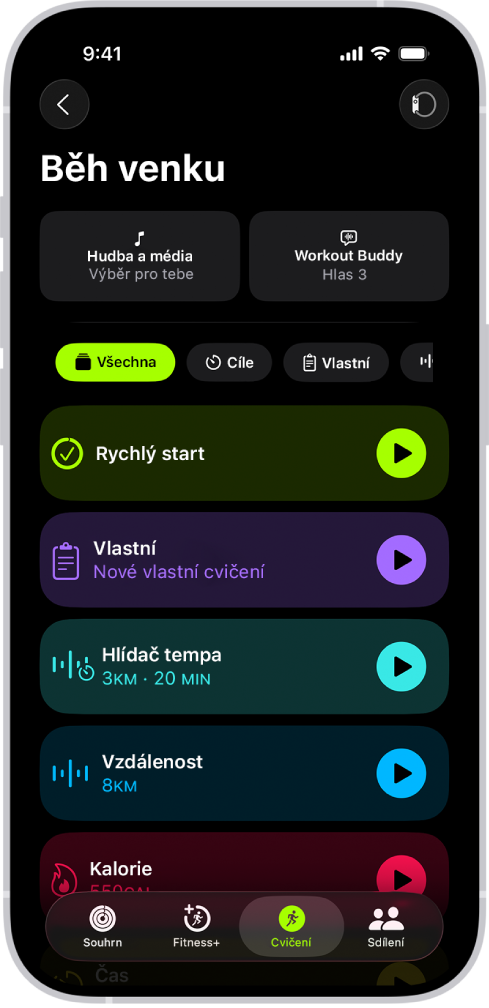 Obrazovka cvičení v aplikaci Kondice s podrobnými informacemi o cvičení typu Běh venku. Pod záhlavím Běh venku se zobrazují volby pro výběr médií a nastavení funkce Workout Buddy. Uprostřed jsou pod sebou umístěné volby pro zahájení cvičení, vlastní cvičení, trénink s hlídačem tempa a cvičení s cíli pro vzdálenost a počet kalorií.