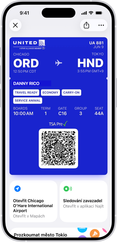 Palubní vstupenka v aplikaci Peněženka s informacemi o letu a QR kódem v dolní části