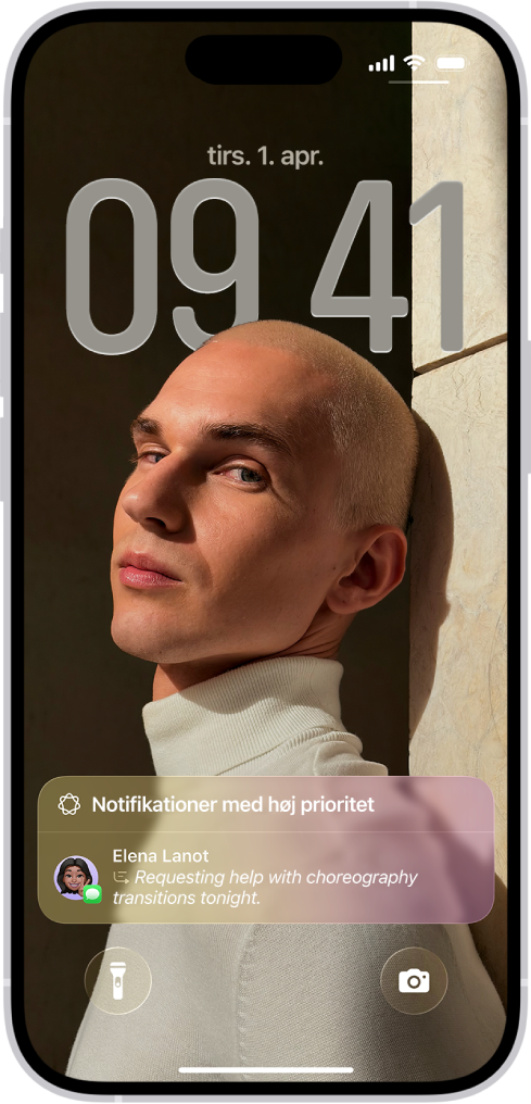 En iPhone viser låseskærmen. En opsummeret tidsfølsom notifikation vises nederst på skærmen.