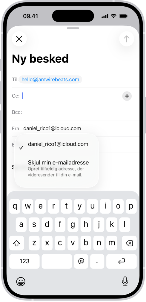 En kladde til en e-mail skrives. Feltet Fra er valgt med to muligheder vist nedenunder, en personlig e-mailadresse og Skjul min e-mailadresse.