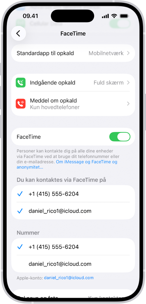 Skærmen FaceTime-indstillinger, der viser indstillingen af standardapp til opkald, betjeningsmuligheden til at slå FaceTime til eller fra og telefonnummeret og e-mailadressen, du kan kontaktes på.