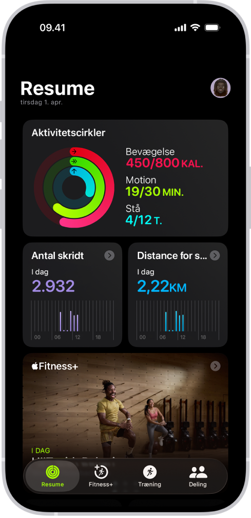 Skærmen Resume i Fitness, der viser aktivitetscirklerne, antal skridt, distance for skridt og tendenser.