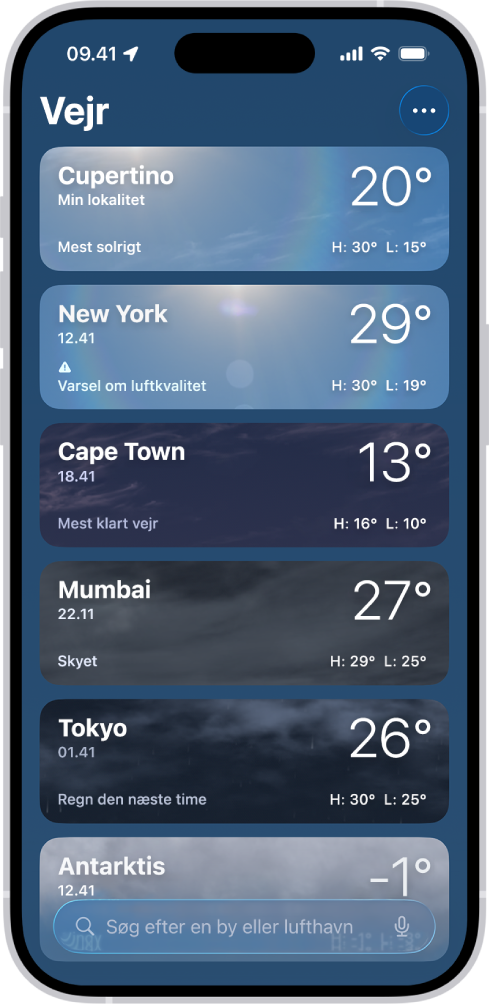 Appen Vejr, der viser en liste over byer med aktuel tid, temperatur, vejrudsigt samt højeste og laveste temperatur. Nederst på skærmen findes søgefeltet, og i øverste højre hjørne findes knappen Mere.