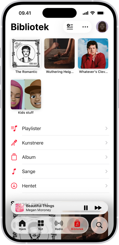 Fanen Bibliotek viser en liste over kategorier, herunder Playlister, Kunstnere, Album, Sange, Musikvideoer og Overførsler. Under listen ses overskriften Senest tilføjet. Miniafspilleren viser titlen på den aktuelle sang, og knapperne Pause og Næste vises nederst.