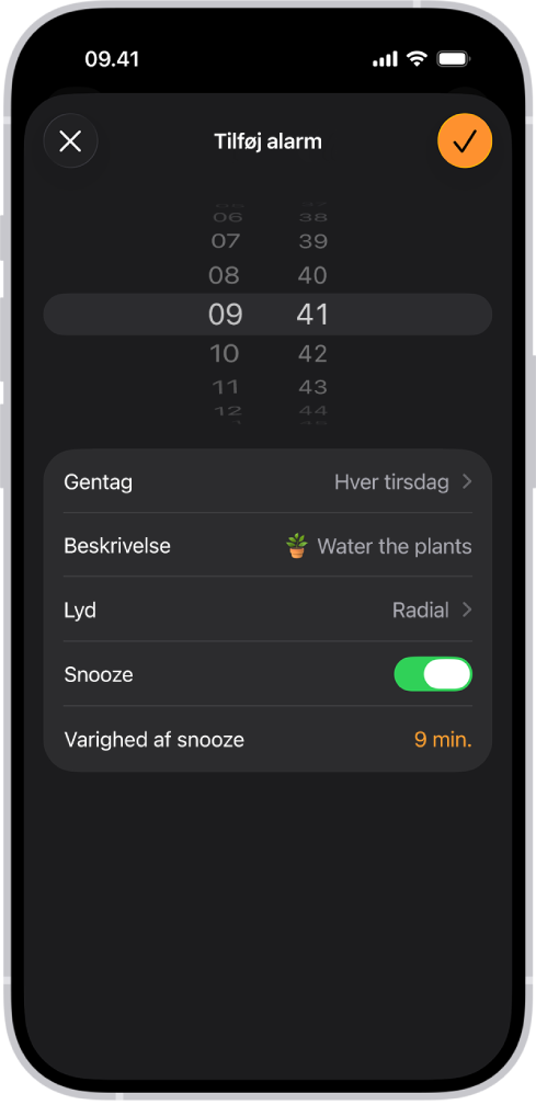 En skærm til ændring af en alarm med indstillinger, der kan bruges til at ændre tidspunktet for alarmen, vælge, om alarmen skal gentages, tilføje en alarmbeskrivelse, vælge en alarmlyd, slå snooze til og ændre varigheden af snooze.