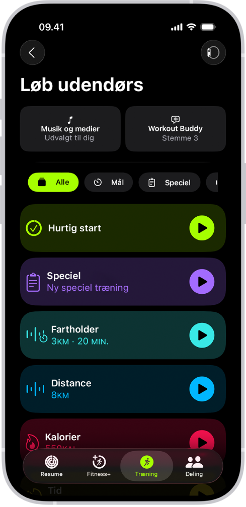 Træningsskærmen i Fitness viser oplysninger om en træning med Løb udendørs. Under Løb udendørs findes indstillinger til at vælge medie og indstille Workout Buddy. I midten fra øverst til nederst er der indstillinger til at starte en træning, en speciel træning, en træning med fartholder og træninger med distance- og kaloriemål.