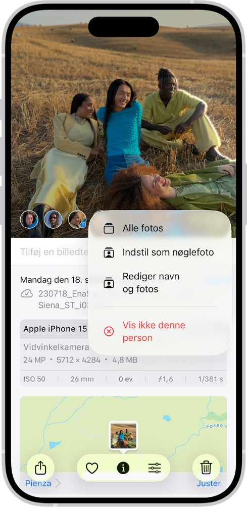 Den øverste halvdel af skærmen på iPhone viser et foto, der er åbent i appen Fotos. I det nederste venstre hjørne af fotoet vises ansigterne på de personer, der vises på fotoet. Der er et spørgsmålstegn ved siden af et af ansigterne. En menu med muligheder, der fra top til bund indeholder: Alle fotos, Indstil som nøglefoto, Rediger navn og fotos og Vis ikke denne person.