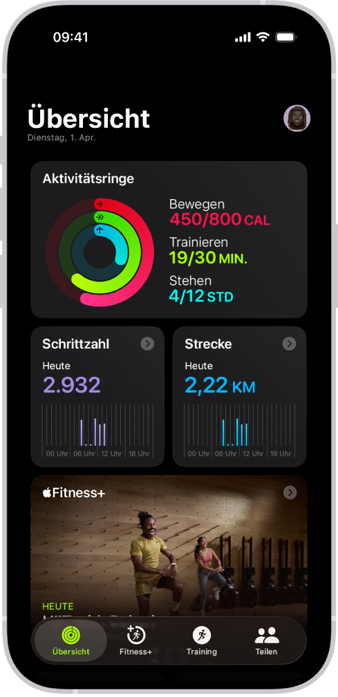 Der Bildschirm „Übersicht“ in der App „Fitness“ mit den Aktivitätsringen und den Bereichen „Schritte“, „Strecke“ und „Apple Fitness+“.