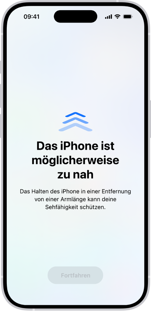Eine Bildschirmwarnung, in der darauf hingewiesen wird, dass sich das iPhone zu nah vor dem Gesicht befindet und du es etwas weiter weg halten solltest, um dein Sehvermögen zu schützen. Die Warnung füllt den gesamten Bildschirm, damit du nicht fortfahren kannst. Auf dem Bildschirm befindet sich die Taste „Fortfahren“, die aktiv wird, wenn du das iPhone von deinem Gesicht wegführst und eine sichere Distanz erreicht hast.