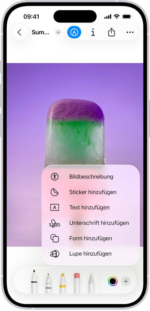 Ein Bild ist in der App „Vorschau“ geöffnet. Ein Menü zeigt Optionen, mit denen Inhalte, wie Sticker oder Text, hinzugefügt werden können. Die Tasten „Markieren“, „Info“, „Teilen“ und „Mehr“ werden oben angezeigt und die Annotationstools sind unten auf dem Bildschirm.