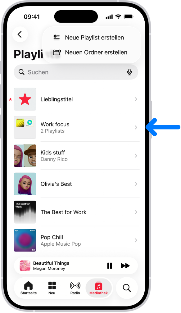 Der Tab „Mediathek“ zeigt eine Liste mit Playlists an. Oben befinden sich Tasten zum Erstellen einer neuen Playlist oder eines neuen Ordners. Ein blauer Pfeil zeigt auf einen Playlistordner namens „Arbeitsfokus“.