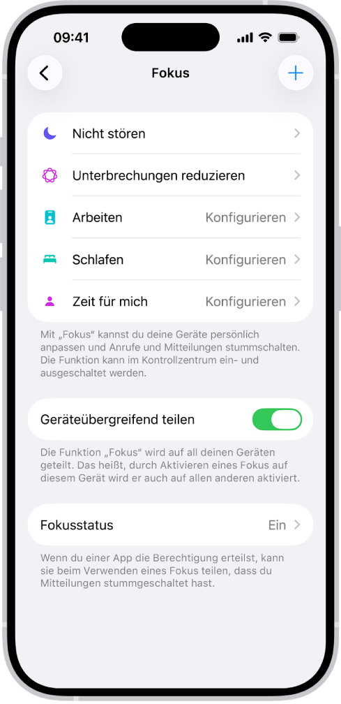 Ein Bildschirm mit vier Fokus-Optionen: „Nicht stören“, „Keine Nachrichten während Telefongesprächen“, „Schlafen“, „Zeit für mich“ und „Arbeiten“. Die Option „Geräteübergreifend teilen“ ist aktiviert, sodass dieselben Fokus-Einstellungen auf all deinen Apple-Geräten verwendet werden können.