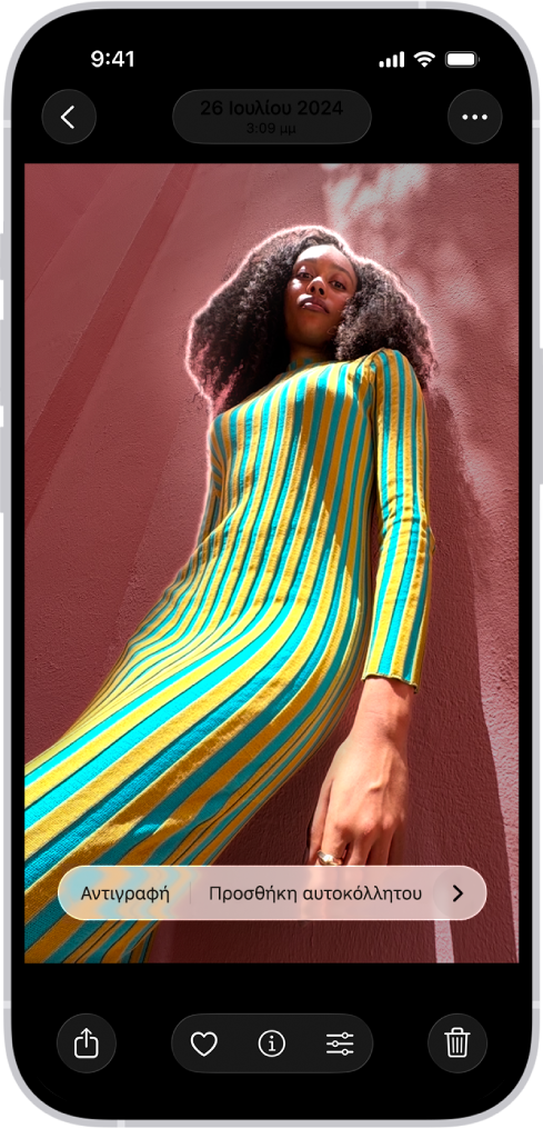 Μια φωτογραφία είναι ανοιχτή στη βιβλιοθήκη της εφαρμογής «Φωτογραφίες». Το θέμα σστο κέντρο της φωτογραφίας έχει περίγραμμα και τα κουμπιά «Αντιγραφή», «Προσθήκη αυτοκόλλητου» και «Κοινή χρήση» εμφανίζονται από πάνω.