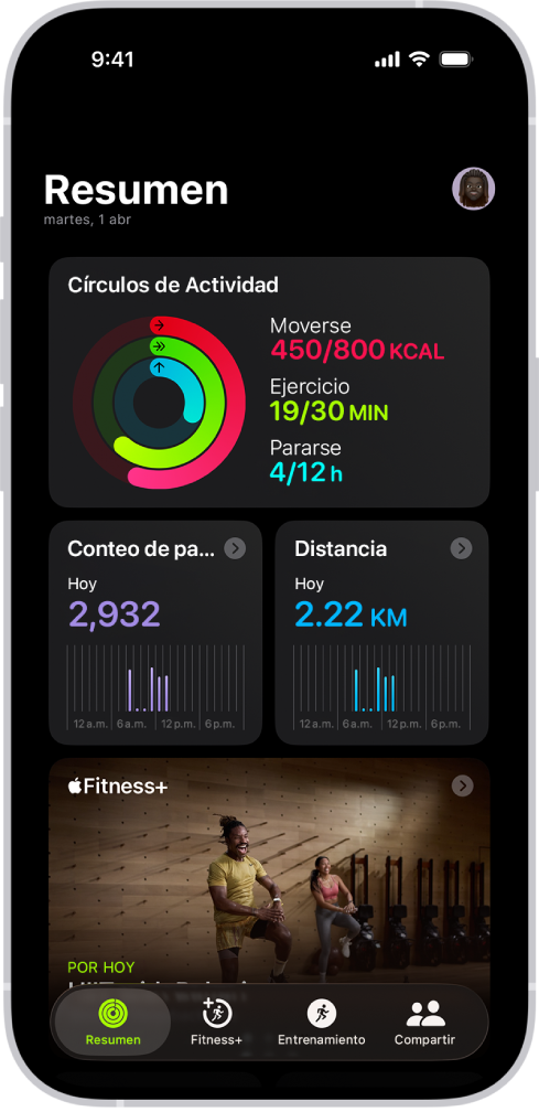 La pantalla Resumen de la app Fitness mostrando los círculos de actividad, el conteo de pasos, la distancia caminada y las áreas de Apple Fitness+.