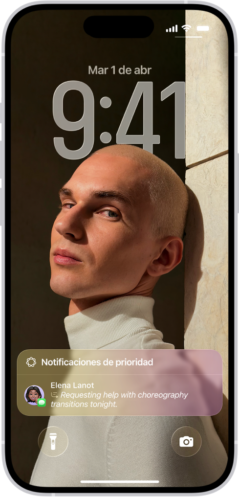 Un iPhone mostrando la pantalla bloqueada. En la parte inferior de la pantalla aparece una notificación urgente resumida.
