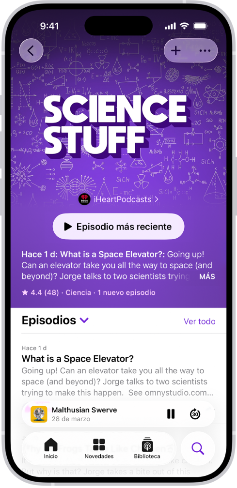 Una página de presentación en la app Podcasts que muestra una lista de episodios. En la parte superior de la pantalla se encuentran los botones Atrás, Seguir y Más. El mini reproductor está hacia la parte inferior de la pantalla. Debajo están los botones Inicio, Nuevo, Biblioteca y Buscar.