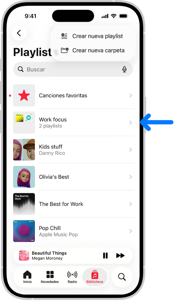 La pestaña Biblioteca mostrando la lista de playlists. En la parte superior hay botones para crear una nueva playlist o crear una carpeta nueva. Una flecha azul apunta a una carpeta de playlists llamada Concentración para trabajar.