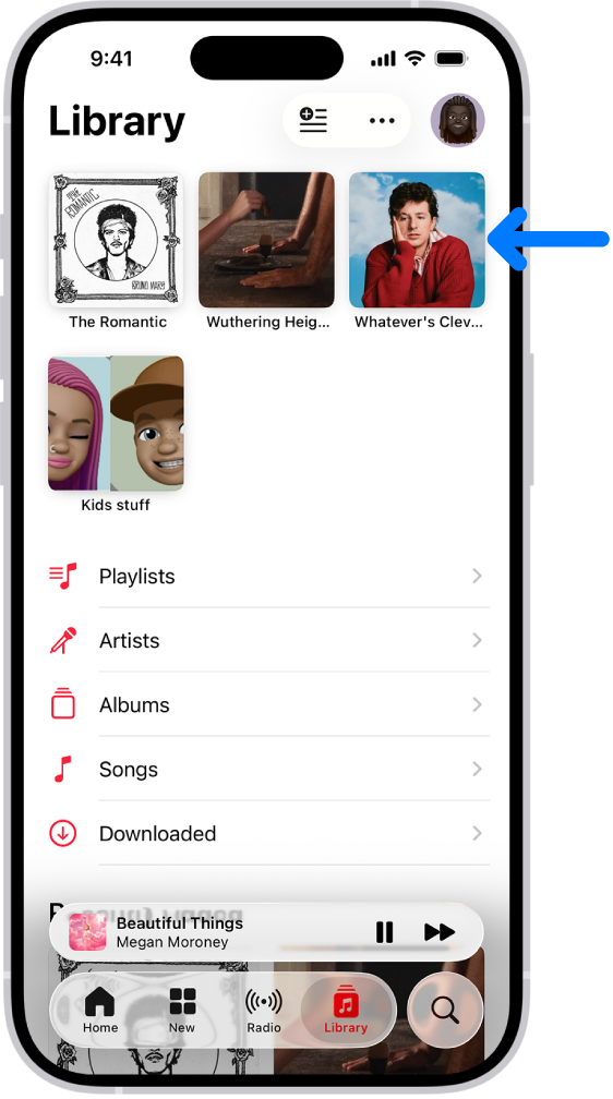 La pestaña Biblioteca con una flecha que apunta a los ítems fijados, como una canción, un álbum y una playlist, en la parte superior.