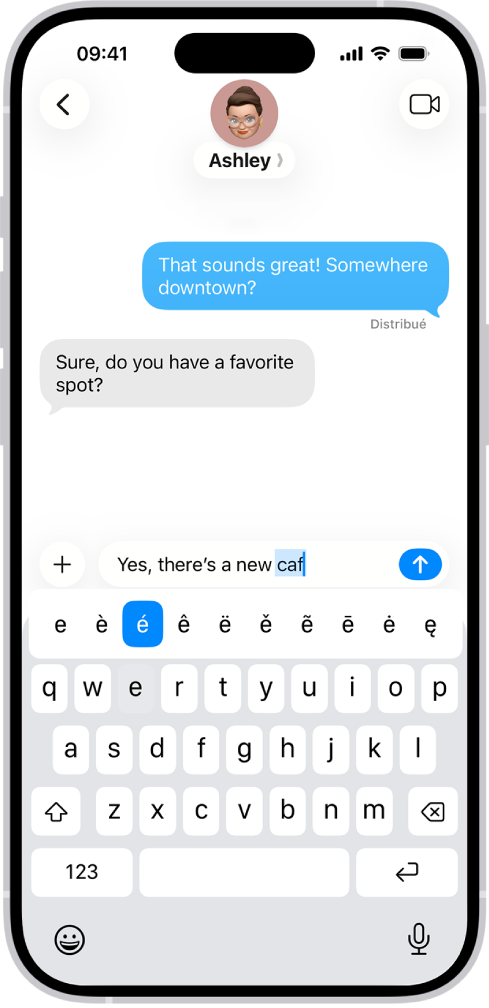 Le clavier à l’écran affichant les caractères accentués alternatifs qui apparaissent lorsque vous touchez de manière prolongée la touche E.