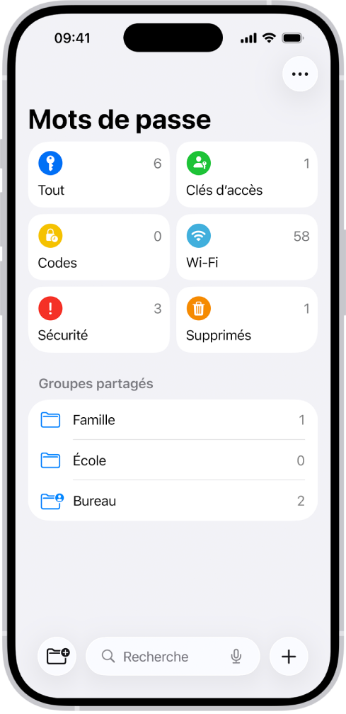 L’écran d’accueil de l’app Mots de passe, avec des boutons pour Tout, Clés d’accès, Codes de validation, Wi-Fi, Sécurité et Supprimés, ainsi qu’une liste de groupes partagés.