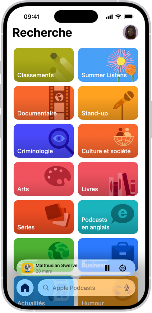 L’écran de recherche de l’app Podcasts, affichant les catégories de podcasts. Vers le bas de l’écran se trouve le mini-lecteur. En dessous se trouvent le bouton Accueil et le champ de recherche.