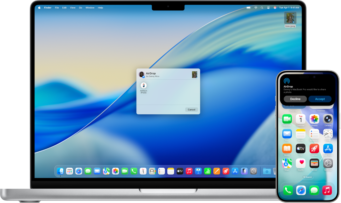 iPhoneની બાજુમાં Mac છે. AirDrop ડાયલૉગ Mac ડેસ્કટૉપ પર ખુલ્લું છે જે iPhone સાથે ડૉક્યુમૅન્ટ શેર કરવા માટે તૈયાર છે. iPhone સ્ક્રીન પર ડૉક્યુમૅન્ટ પ્રાપ્ત કરવા વિષેની સૂચના છે.
