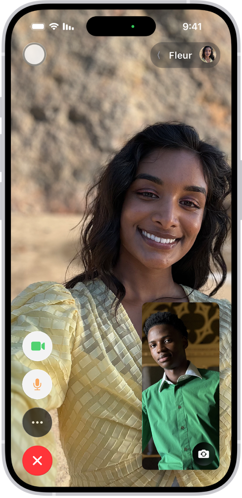 מסך FaceTime מציג שיחה. בראש המסך מופיע משם המשתתף שמוצג בתמונה הגדולה ביותר. התמונה של המשתתפים האחרים מופיעים במלבן קטן למטה מימין, יחד עם כפתור ״היפוך המצלמה״. התמונות של שאר המשתתפים מופיעות באריחים מעל. אפשרויות נוספות של FaceTime מופיעות במסך משמאל למטה: הכפתורים ״מצלמה״, ״מיקרופון״, ״עוד״ ו״סיום שיחה״.