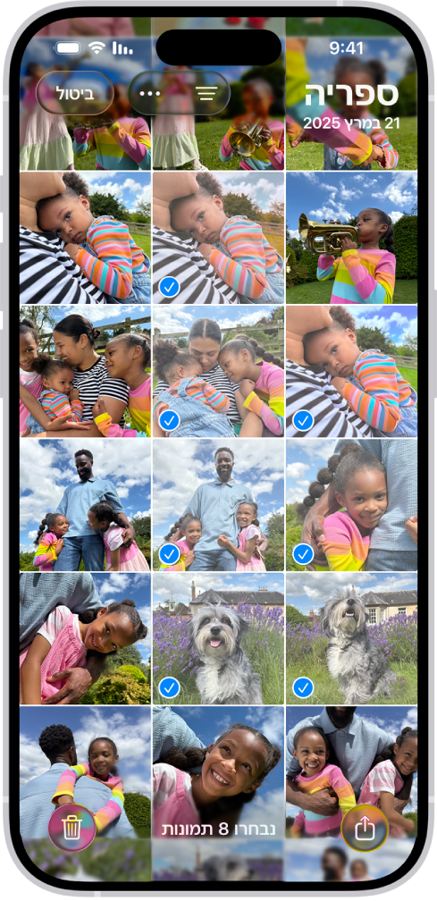 מסך ה‑iPhone מלא ברשת של תמונות, שחלקן במצב בחירה. בתחתית המסך מופיעים הכפתורים ״שיתוף״ ו״מחיקה״.