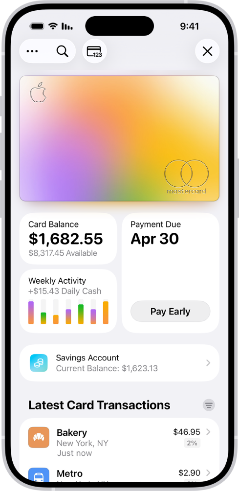 כרטיס Apple Card ביישום ״ארנק״ שמציג את הכפתור ״עוד״ משמאל למעלה. מתחת לתמונת הכרטיס מופיעים יתרת הכרטיס, הפעילות השבועית וכפתור התשלום. היתרה הנוכחית של ״חשבון החיסכון״ והפעולות האחרונות בכרטיס מופיעות למטה.