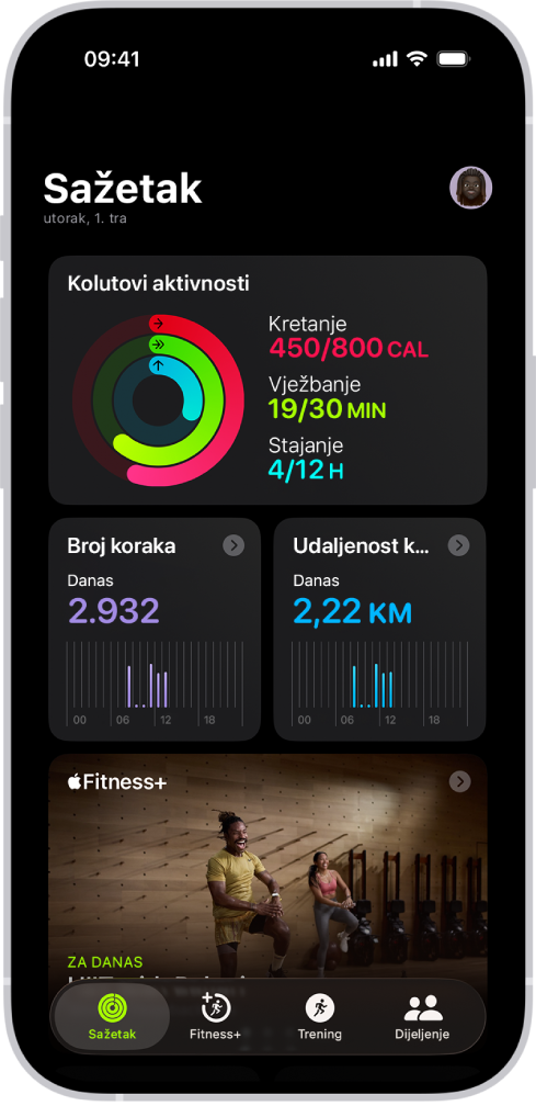 Zaslon Sažetka u Fitnessu s prikazom područja Kolutovi aktivnosti, Broj koraka, Udaljenost koraka i Apple Fitness+.