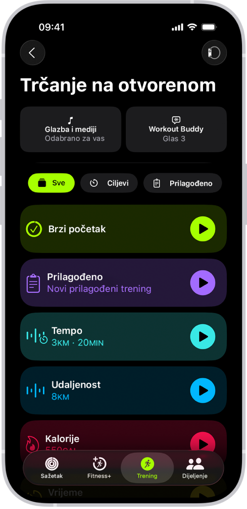 Zaslon Treninga aplikacije Fitness prikazuje detalje za trening Trčanja na otvorenom. Ispod opcije Trčanje na otvorenom nalaze se opcije za odabir medija i podešavanje značajke Workout Buddy. U sredini, od vrha prema dolje, nalaze se opcije za pokretanje treninga, prilagođeni trening, trening tempa i treninge s ciljevima udaljenosti i kalorija.