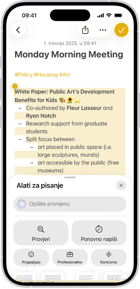 iPhone prikazuje priču koja se piše u aplikaciji Notes. Pri dnu zaslona nalazi se dijaloški okvir Sastavi koristeći Alate za pisanje koji obuhvaća opcije fino podešavanje pomoću ChatGPT-ja, doradu teksta, odabir ChatGPT prijedloga i ostalo.