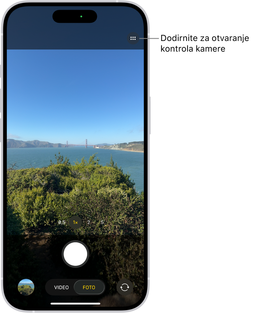 Kamera je otvorena u načinu fotografiranja. Tipka Kontrole kamere nalazi se u gornjem desnom kutu. Preglednik fotografija i videozapisa nalazi se u donjem lijevom kutu. Tipka Snimi sliku nalazi se pri dnu na sredini, a tipka za odabir stražnje kamere u donjem desnom kutu.