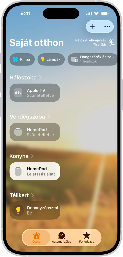 Az Otthon lapon felülről lefelé négy kategória, két szcenárió, három kameranézet és egy helyiség állapota látható. Alul az Otthon (kiválasztva), az automatizálás és a Felfedezés lap látható.