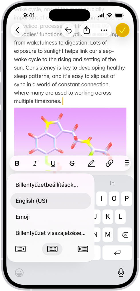 A Billentyűzetbeállítások menü meg van nyitva, és három opciót jelenít meg, amelyek a következők: Amerikai angol, Emoji és Billentyűzet visszajelzése. A menü alján balról jobbra haladva a balkezes billentyűzetkiosztás, az alapértelmezett kiosztás és a jobbkezes kiosztás gombjai láthatók. Az alapértelmezett billentyűzetkiosztás gombja van kijelölve.
