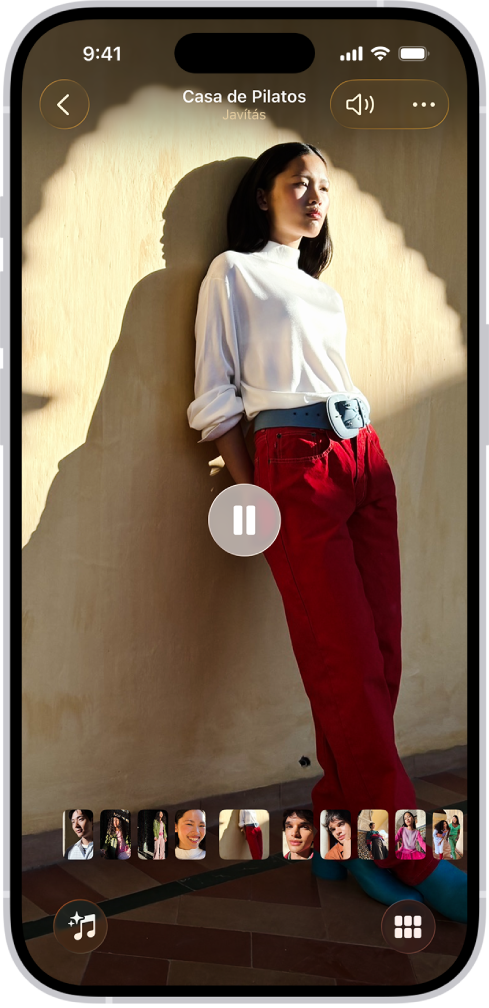 A képernyő közepén egy emlék lejátszása van folyamatban. A képernyő alján az Emlékmixek és a Böngészés gombok láthatók. A képernyő tetején a következő gombok láthatók: Vissza, Némítás és Továbbiak. Felül, a képernyő közepén a fotó helye, valamint a lejátszás alatt álló dal neve látható.