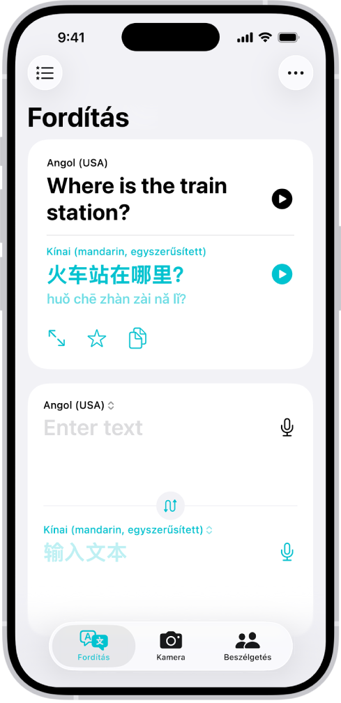 A Fordítás lap egy angolról kínai nyelvre lefordított kifejezéssel. A Kedvencek gomb a képernyő bal felső részén látható. A Továbbiak gomb a jobb felső részen jelenik meg. Alul balról jobbra haladva a Fordítás, a Kamera és a Beszélgetés gombok láthatók.
